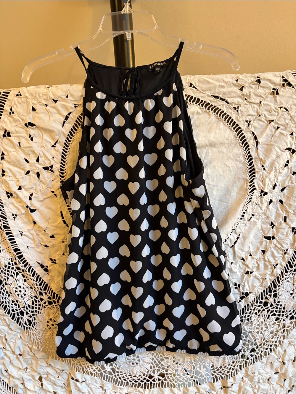 Express Sleeveless Black and White Top- Size XS 🖤🤍